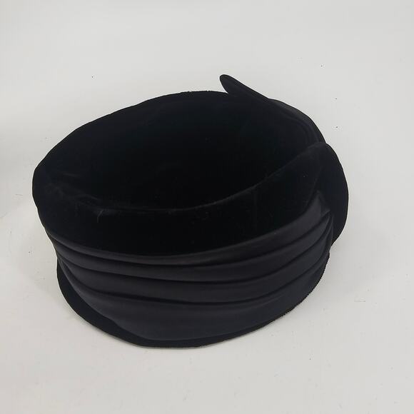 Vintage 1940s - 1950s Black Velvet Satin Bow Church Wedding Pillbox Hat Jackie-O main image 9